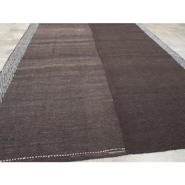 Galerie Shabab Collection Mid-20th Century Turkish Flatweave Kilim Room Size Carpet For Sale In New York - Image 6 of 8