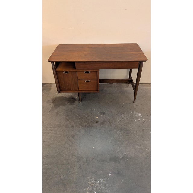 DESCRIPTION A vintage mid century modern Mainline desk by Hooker Furniture. This well-crafted walnut desk features three...