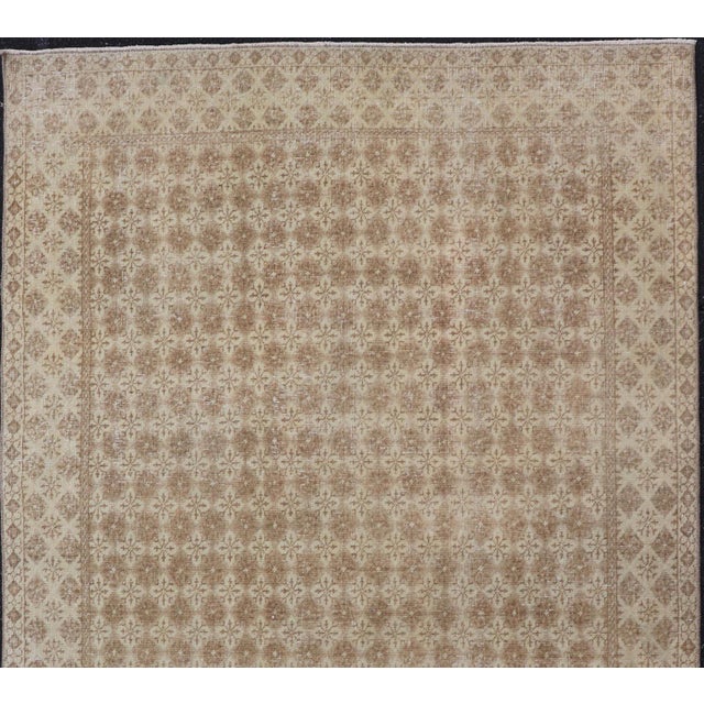 Textile Vintage Turkish Sivas Rug in Soft Beige and Ivory 4'1" X 6'9" For Sale - Image 7 of 10