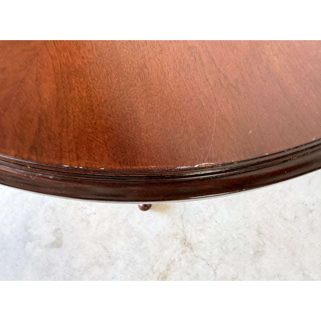 Vintage Queen Anne Style Mahogany Round Pedestal Occasional / Dining Table For Sale - Image 11 of 18