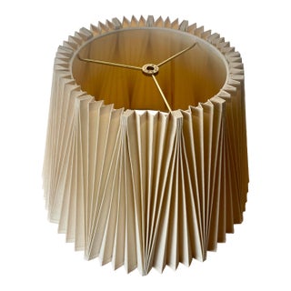 Mid-20th Century Stiffel Alternating Inverted Knife Pleated Linen Lamp Shade For Sale