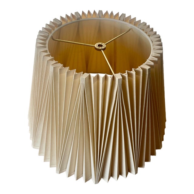 Mid-20th Century Stiffel Alternating Inverted Knife Pleated Linen Lamp Shade For Sale