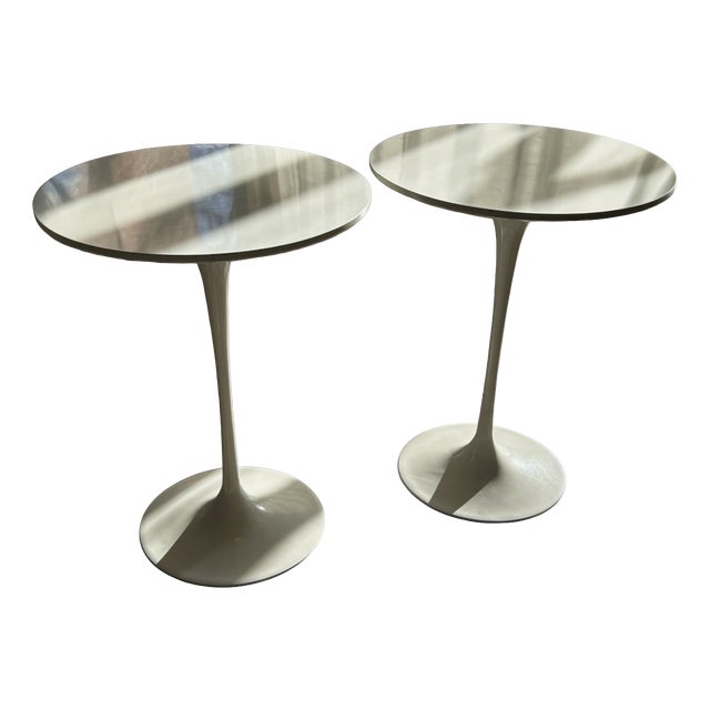 Vintage White Tulip Side Table by Eero Saarinen for Knoll International, 1960s, Set of 2 For Sale
