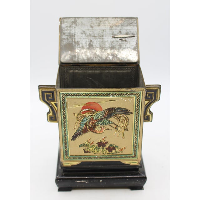 1920s 1920 English Huntley & Palmers Chinoiserie Jar on Stand Biscuit Tin Box For Sale - Image 5 of 6