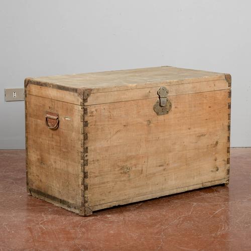 This vintage solid wood trunk is an authentic example of rustic craftsmanship, ideal for lovers of vintage design and...