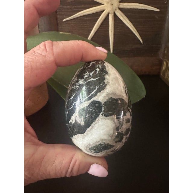 Contemporary Pair of EggPair of Polished Stone Eggs – Caribbean Calcite & Zebra Jasper For Sale - Image 3 of 11