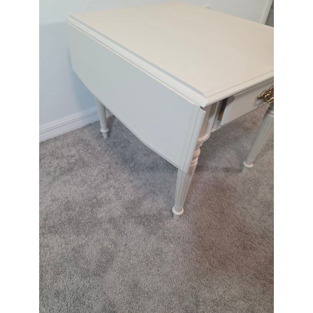 Transitional Late 20th Century Ethan Allen Off-White Drop-Leaf Accent Table With Drawer For Sale - Image 3 of 10
