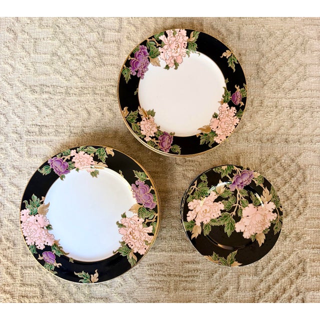 Fitz and Floyd 1970s Japan Fitz and Floyd Cloisonné Peony Flowers Porcelain Plates Service for 8 - Set of 16 For Sale - Image 4 of 7
