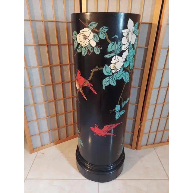 Vintage Round Chinoiserie Laquered Pedestal Decorated With Birds and Flowers For Sale - Image 4 of 10