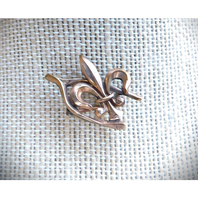 Antique Victorian Gold-Filled Fleur De Lis and Wishbone Watch Pin For Sale In New York - Image 6 of 8