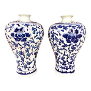 1970s Pair of Large Blue and White Chinese Vases in Floral and Leaf Pattern For Sale
