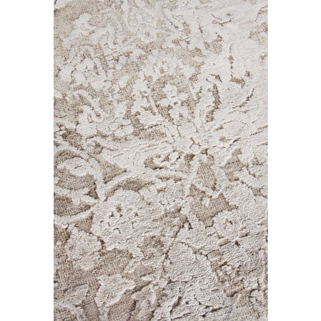 Transitional Bryant Ivory/Beige hand knotted Wool/Viscose/Cotton Rug - 8'x10' For Sale - Image 3 of 9