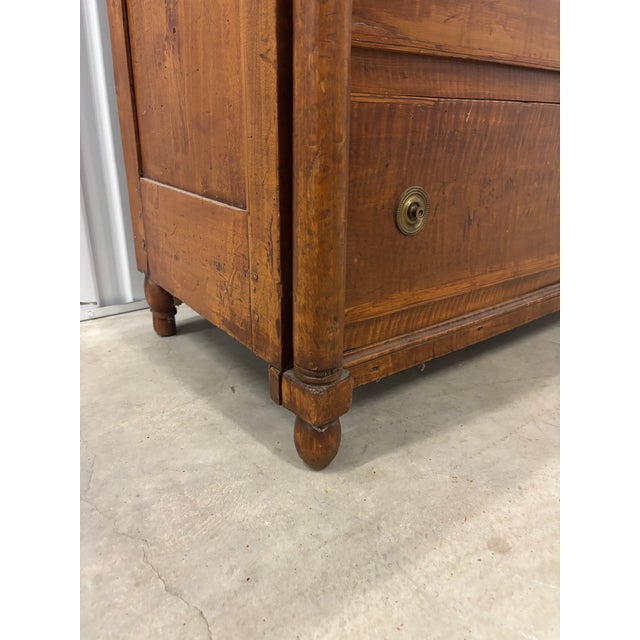 Late 19th Century Tiger Maple and Cherry Wood Federal Chest of Drawers Two Over Three For Sale - Image 4 of 12