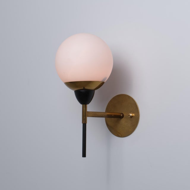 Italian wall sconce dating from the 1950s, characterized by a refined geometric composition and a balanced combination of...