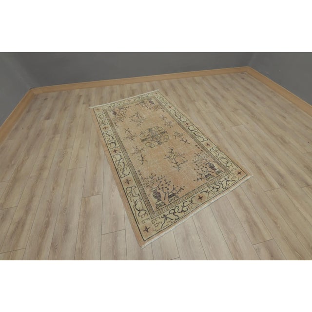 Traditional Mid 20th Century Beige Floral Area Rug For Sale - Image 3 of 13