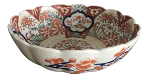 19th Century Hand-Painted Imari Bowl With Scalloped Rim