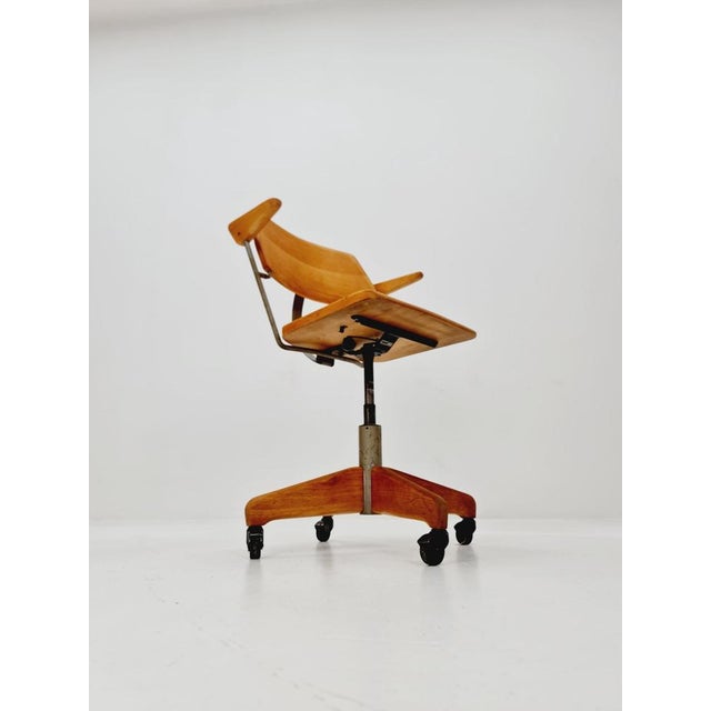 Bauhaus swivel office Armchair in solid wood By stollgiroflex 1930s The chair is in good condition Measurements: Height :...