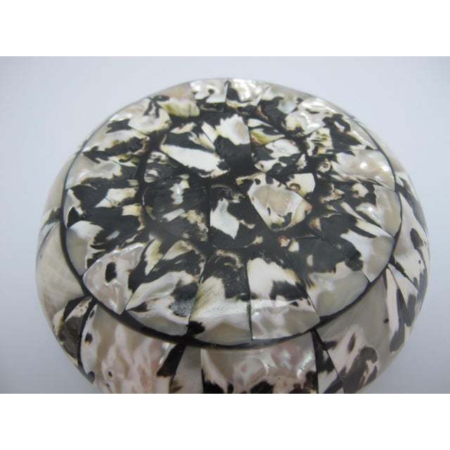 Mid 20th Century Wood Inlaid Mother of Pearl Black & White Shell Round Lidded Trinket Box For Sale - Image 5 of 10