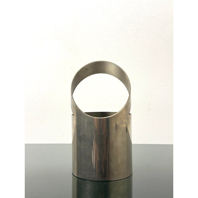 This vase is a modernist design piece, crafted from silver-plated metal, designed by Paolo Gatti in the 1970s. It's a...
