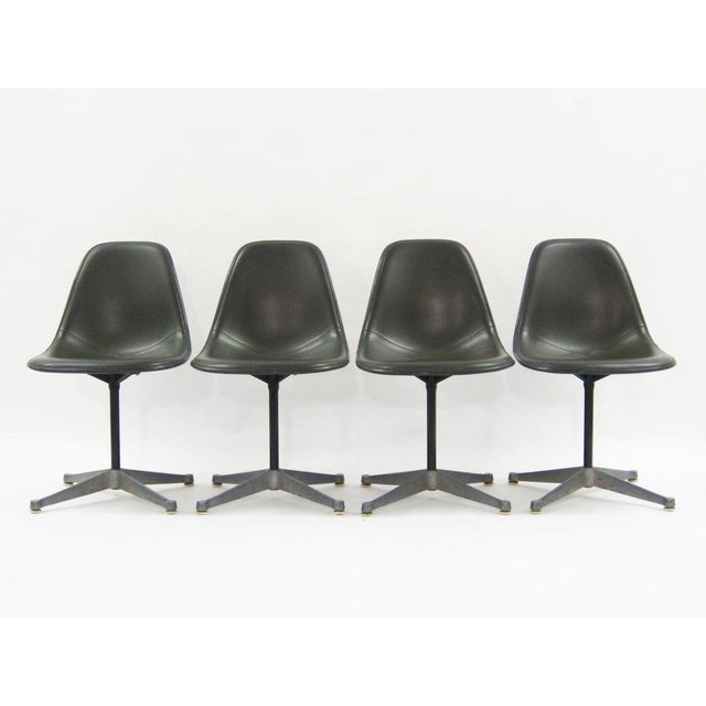 Mid-Century Modern Set of Eames upholstered side chairs by Herman Miller For Sale - Image 3 of 8