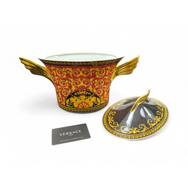 This splendid soup tureen is part of the prestigious collaboration between rosenthal and versace, part of the iconic...