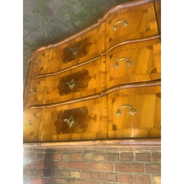 Baroque Inlaid Light Walnut Chest of Drawers, 1760s For Sale - Image 12 of 17