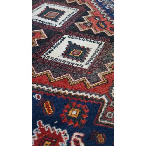 This beautiful Oriental rug with beautiful colors and interesting patterns 110x75cm. Let your home shine with this...