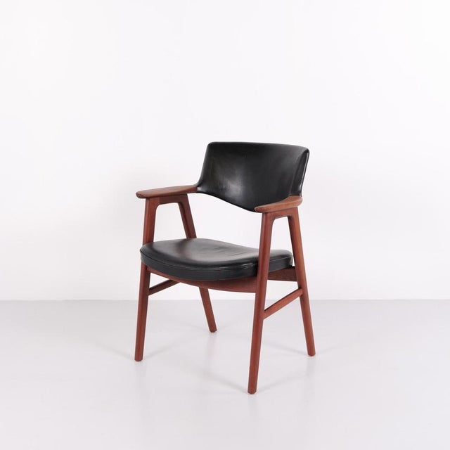 Erik kirkegaard armchair model 43 in teak and black leather from høng stolefabrik. Danish design from the 1950s with an...