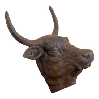 English 1930s-1940s Cast Iron Bull Wall Hanging Sculpture with Rusty Patina For Sale