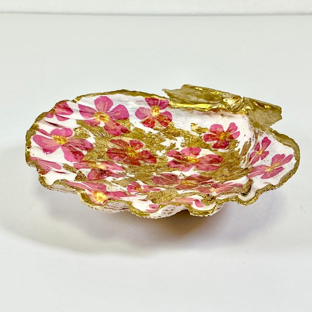 Cerise 1970s Vintage Boho Chic Folk Art Coastal Découpage Clam Seashell Catchall Trinket Dish. For Sale - Image 8 of 11