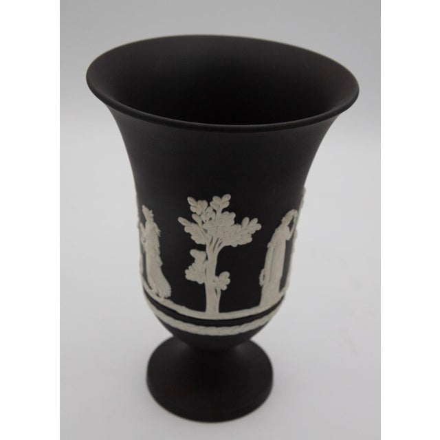 Neoclassical 1970s Wedgwood Black Basalt Neoclassical Vase - Sacrifice to Cupid - 7" H For Sale - Image 3 of 5