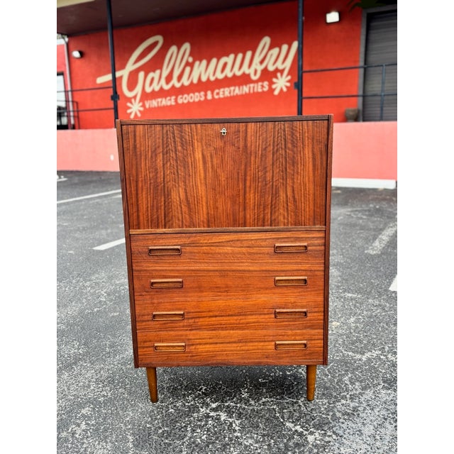 An absolutely striking piece of furniture with brilliance shining through in its grain. Danish simplicity in this with...