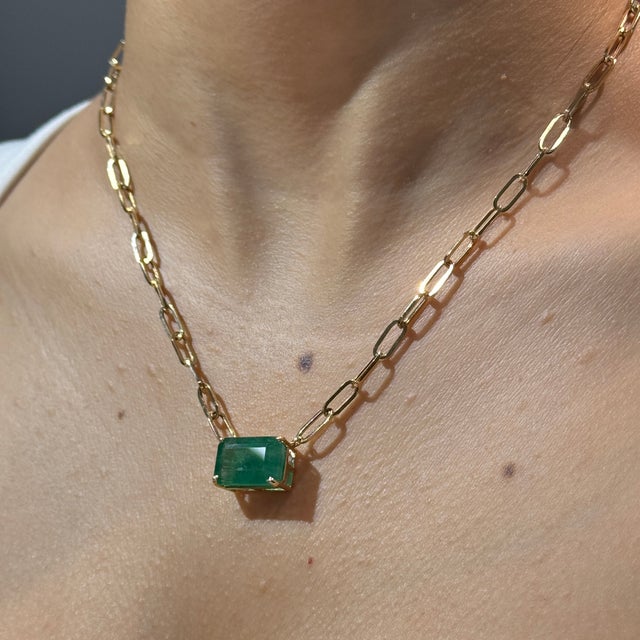 14k Yellow Gold 9.66ct East-West Emerald Paperclip Link Chain Solitaire Necklace For Sale In New York - Image 6 of 18
