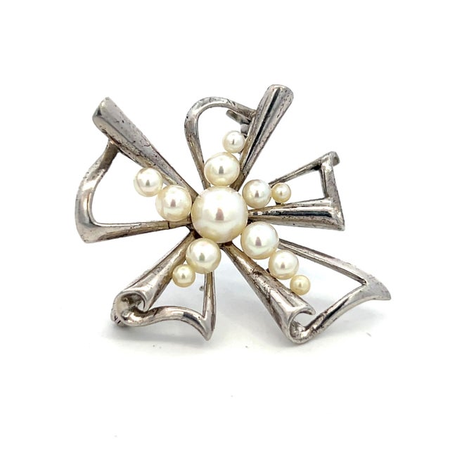 1990s Mikimoto Estate Akoya Pearl Brooch Pin Silver For Sale In New York - Image 6 of 10