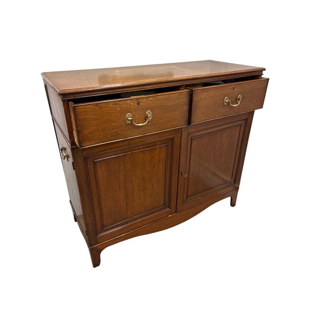 Traditional Mid 20th Century English Georgian Style Mahogany Sideboard Cabinet With Two Drawers and Double Doors For Sale - Image 3 of 5