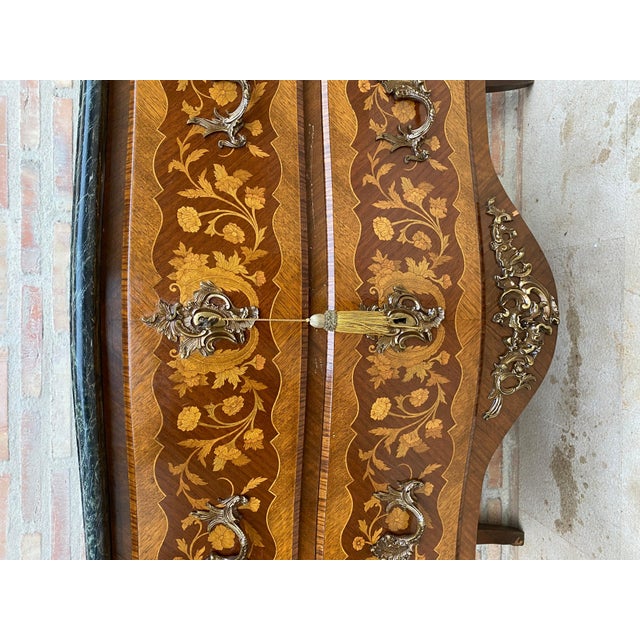 French Louis XV Style Bombé Satinwood Marquetry and Ormolu Mounted Commode, 1940 For Sale - Image 16 of 18