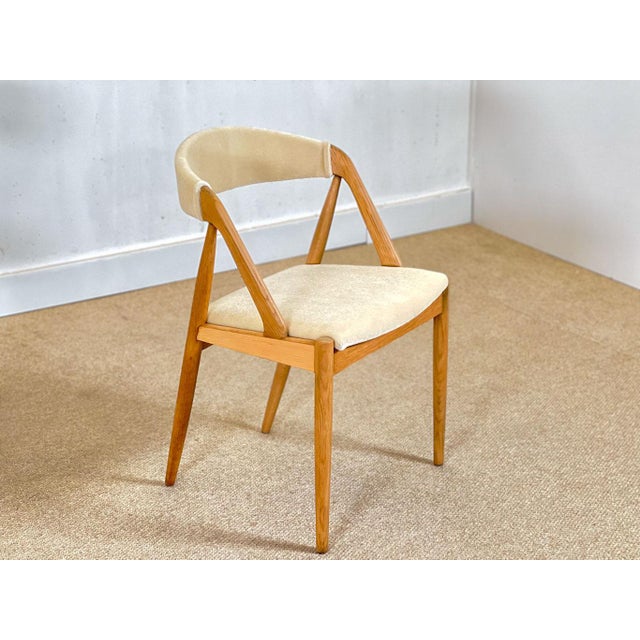 Set of Oak Model 31 Chairs, 1960s This set, crafted in Denmark during the 1960s — the golden age of Danish design —...