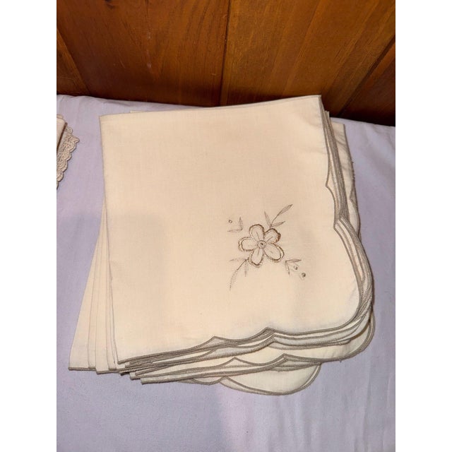 1970s Embroidered Fabric Dinner Napkins (2 Sets of 12 Beige) & 6 White Napkins - 30pcs For Sale - Image 4 of 10