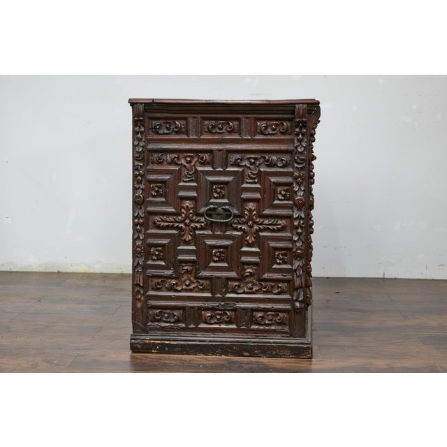 Spanish Renaissance 1680s Walnut Spice Cabinet with Foliage Carved Décor For Sale - Image 11 of 12