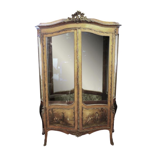 19th century Vernis Martin display cabinet. This French vitrine is made of gracefully carved wood with glass in the doors...