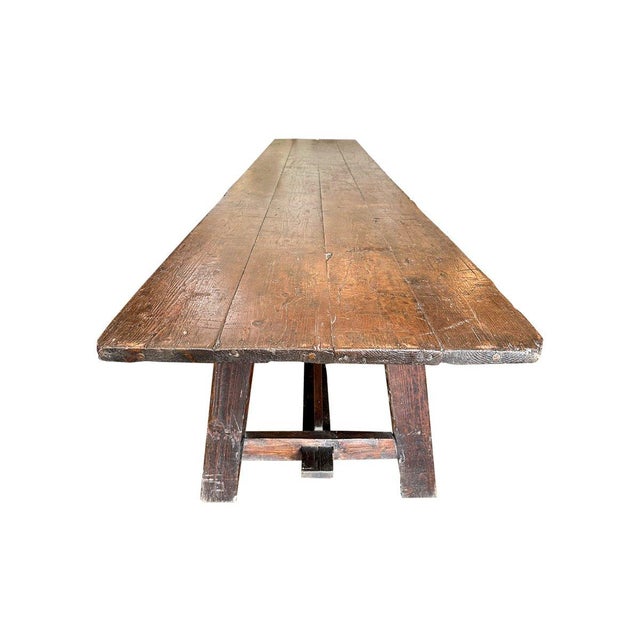 Two drawers, one on end and one on side. This table can comfortably fit 10 chairs total, 4 on each side and 1 on each end.