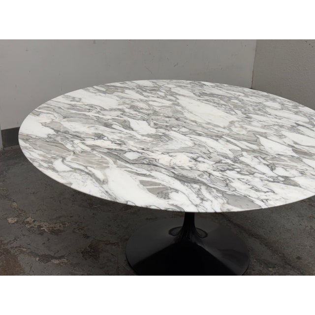 Design Plus Gallery presents an Arabescato Marble Dining Table by Eero Saarinen for Knoll Studio. The iconic Tulip Table...