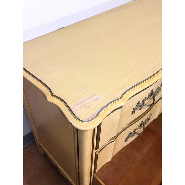1960s Vintage French Provincial Triple Dresser in Butter Yellow | 9 Drawers For Sale - Image 5 of 10