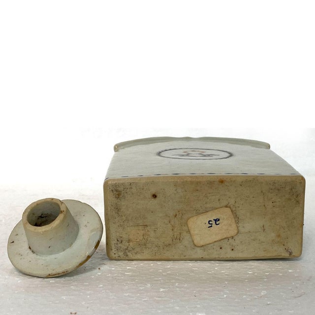 Red 19th Century Chinese Export Qing Porcelain Armorial Flask-Form Tea Caddy For Sale - Image 8 of 11