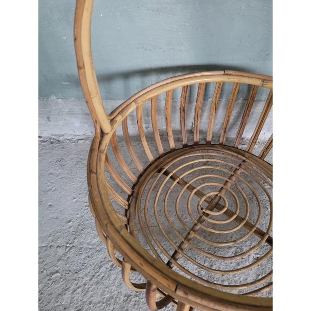 Wicker magazine basket with upper handle, belonging to the second half of the twentieth century.