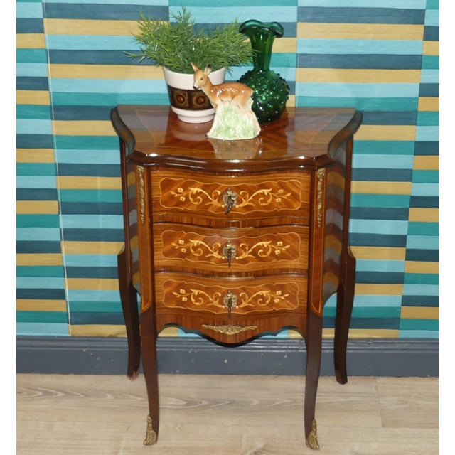 Beautiful little piece of furniture Pretty little chest of drawers, classic style Chest of drawers with 3 lockable drawers...