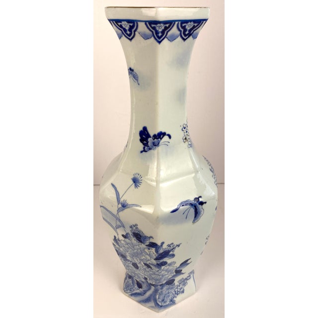 Early 20th Century Pair of Fine Chinese Blue and White Porcelain Vases, Jingdezhen Attributed For Sale - Image 5 of 10