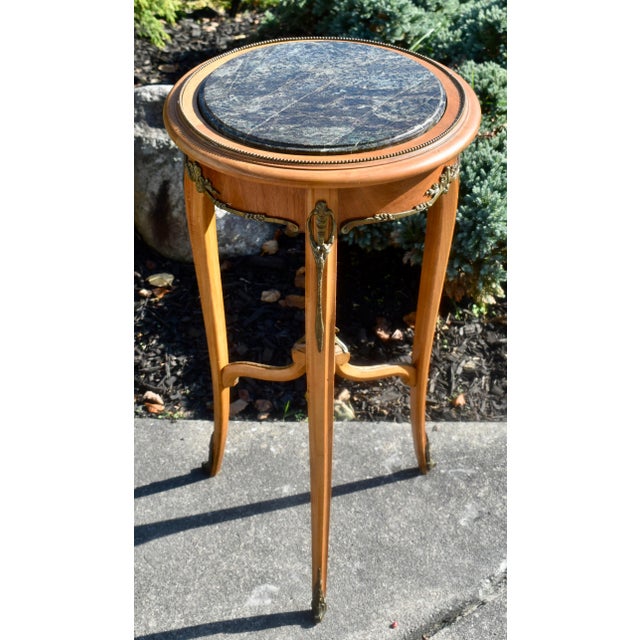 French Marble Top Round Side Table Vintage French Style Green Ormolu Fruitwood Stand For Sale - Image 3 of 14