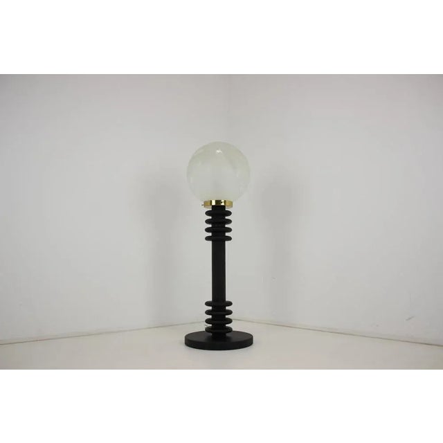 1 x 60w, e25-e27 bulb. Us plug adapter included. Made of wood and glass. Good original condition. up to 250v (europe/uk...