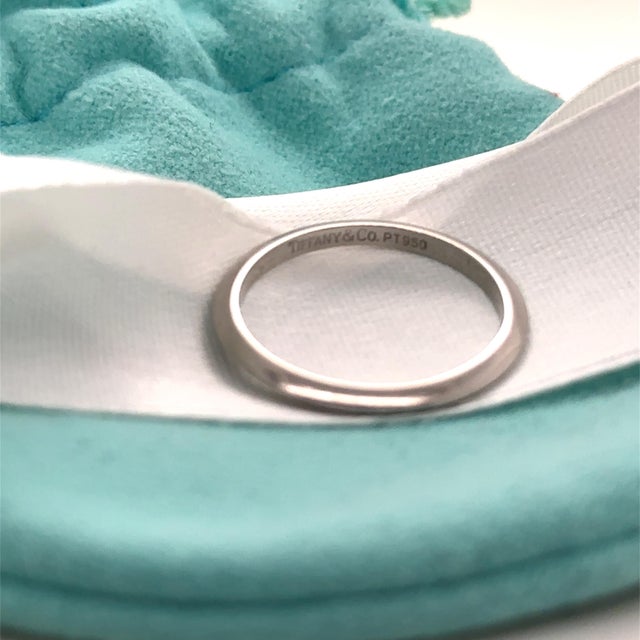 2020s Tiffany & Co. Platinum Knife Edge Wedding Band Ring 2.73g, Size 7 For Sale - Image 5 of 9